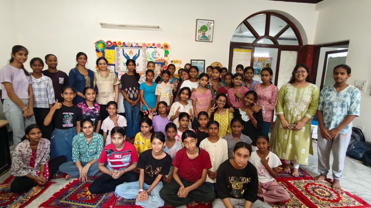 Insightio facilitators with participants at the close of a workshop at Ishurr